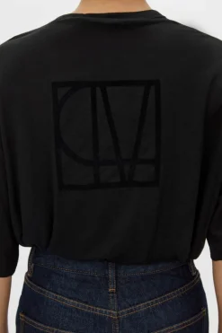 ASTRANTIA TEE (BLACK)