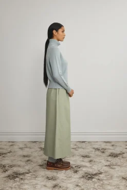 MERINO CROP FUNNEL NECK JUMPER (POWDER)