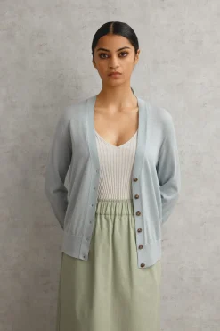 MERINO V-NECK CARDIGAN (POWDER)