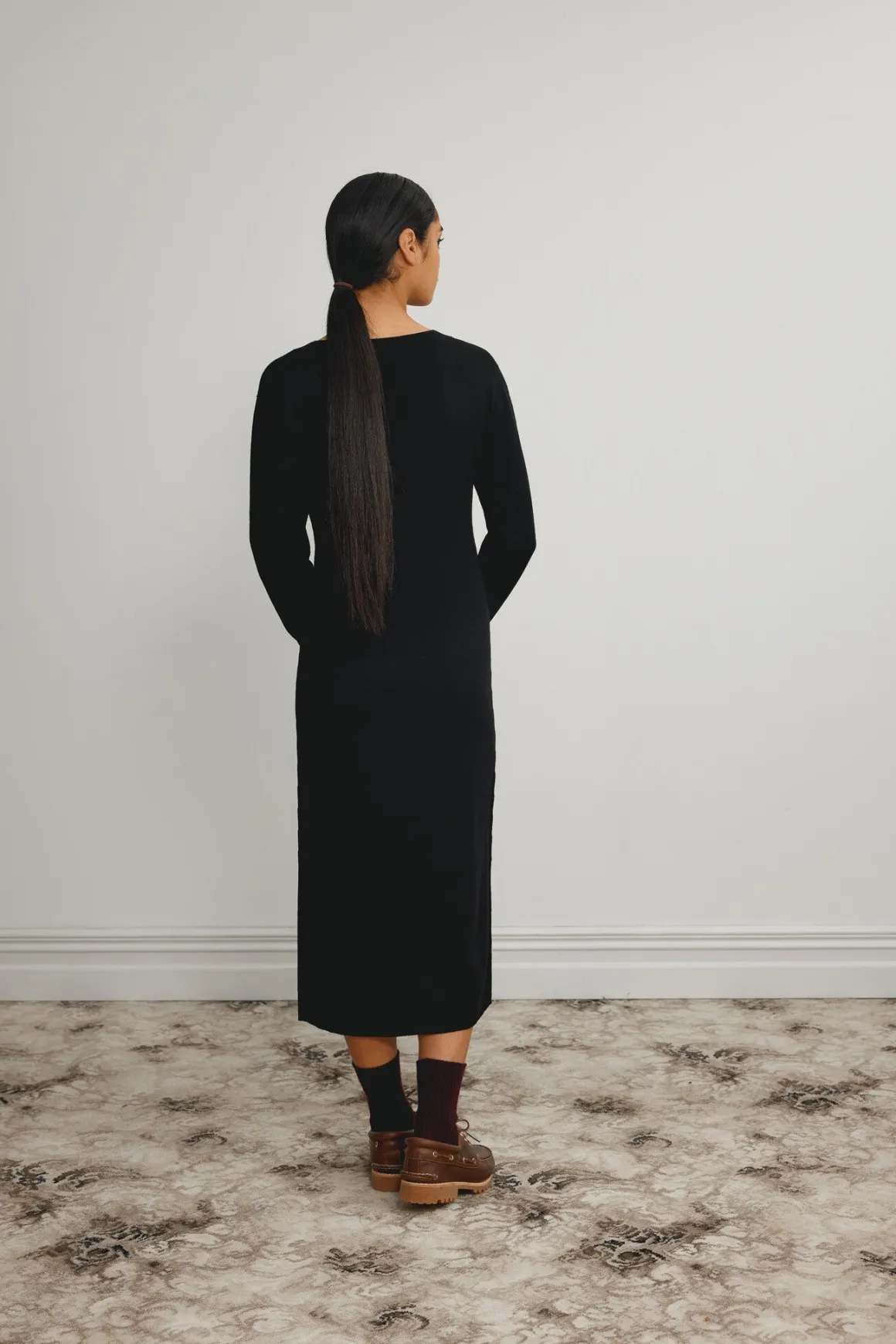 MERINO V-NECK DRESS (BLACK)