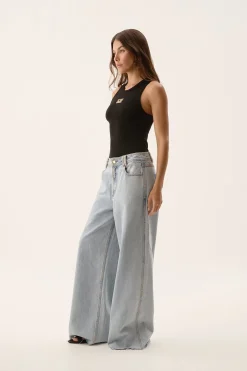 OUTLAND JEANS (LIGHT WASH DENIM)
