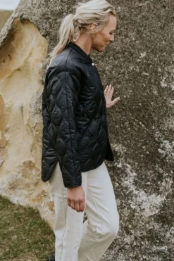 TALEI QUILT BOMBER (BLACK)